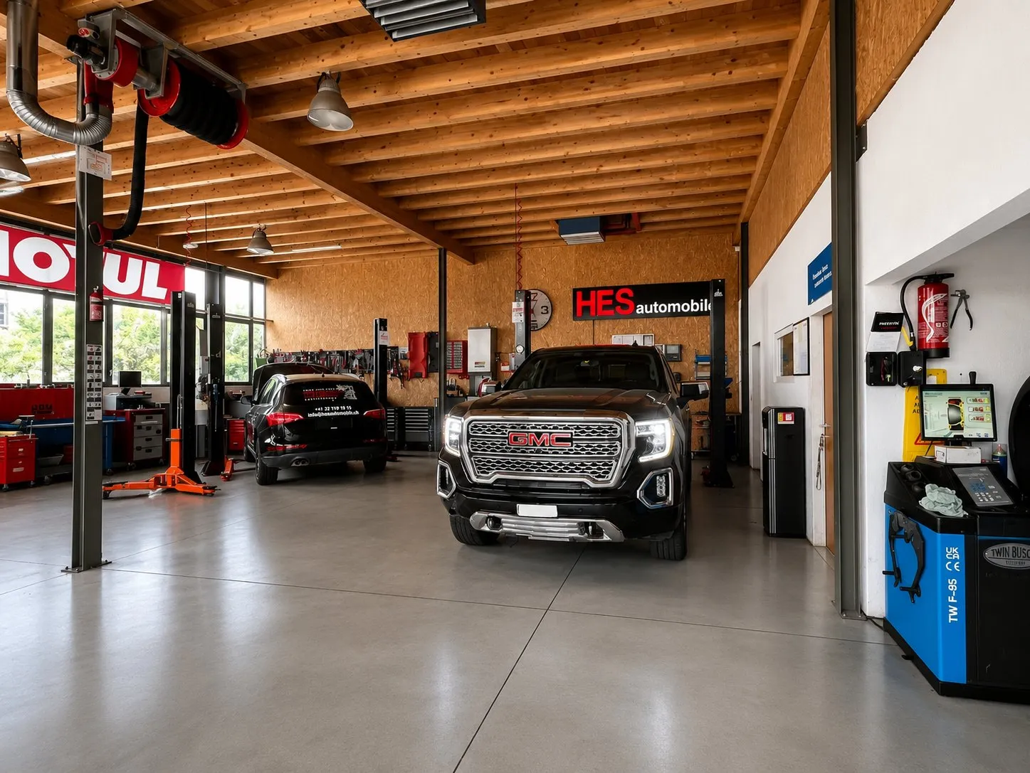 Intérieur de l’atelier HES Automobile à Meyrin