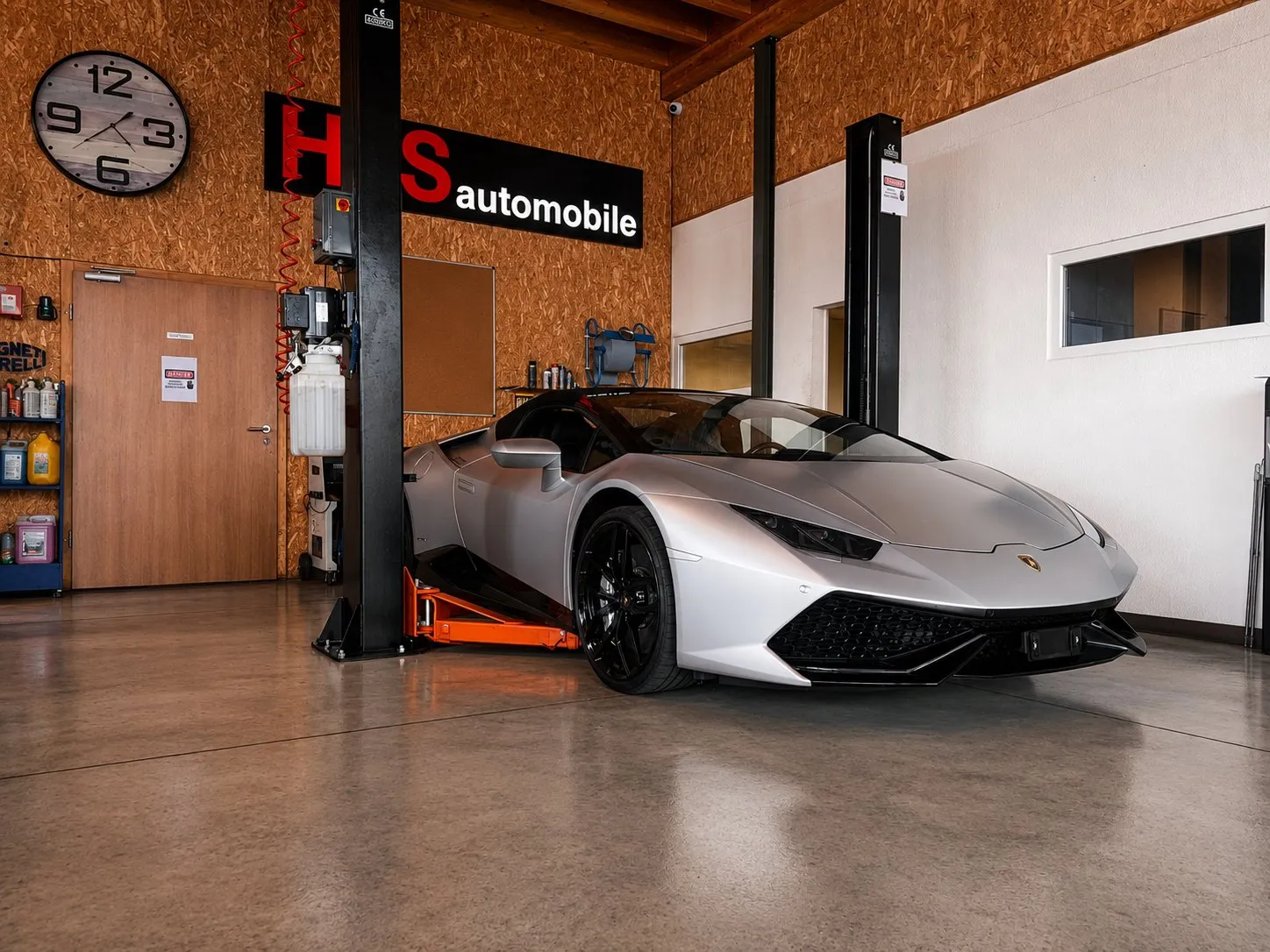 Voiture de sport dans l’atelier HES Automobile à Meyrin